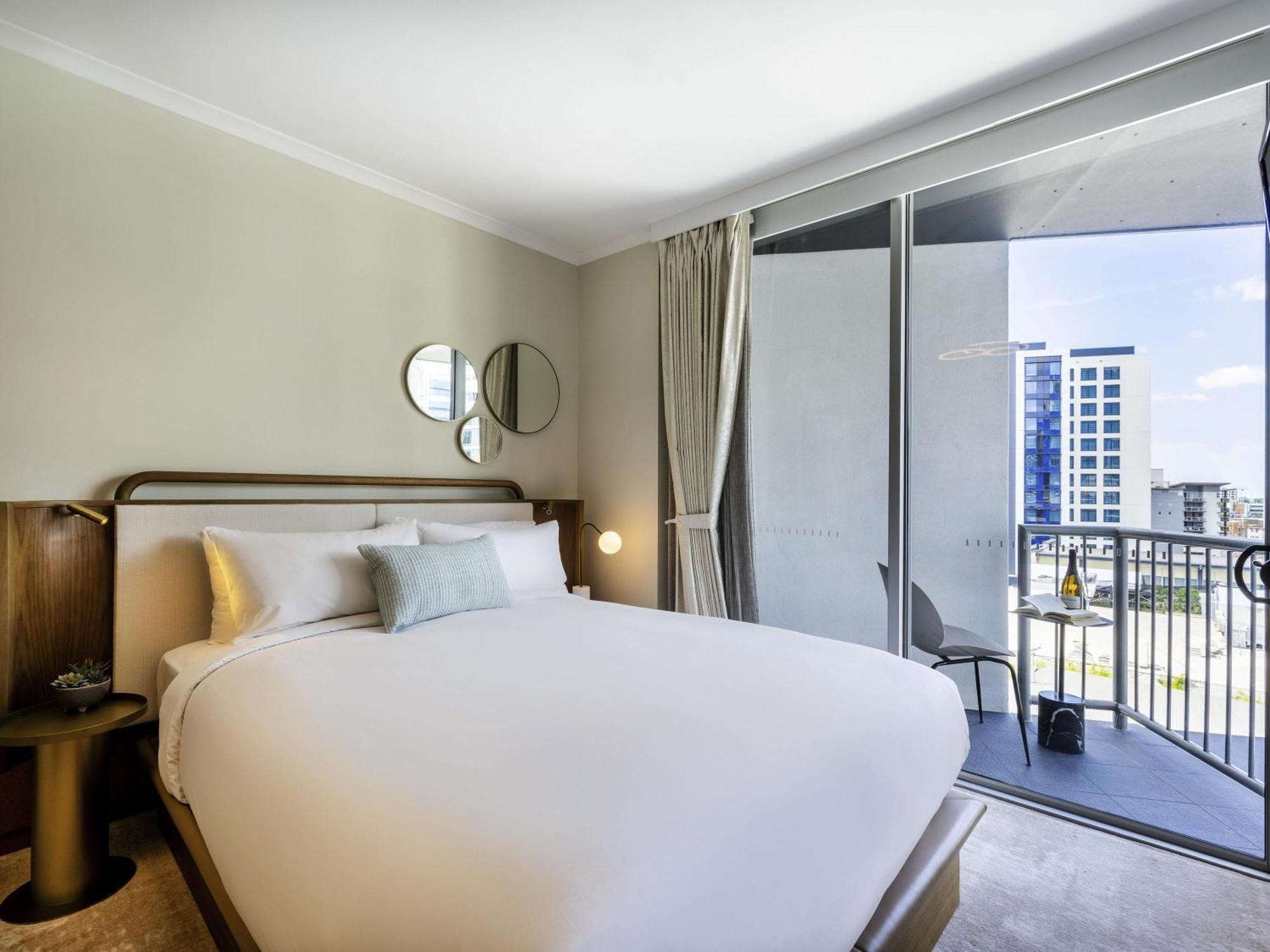 Deluxe Hotel Room,1717027573:JPEG